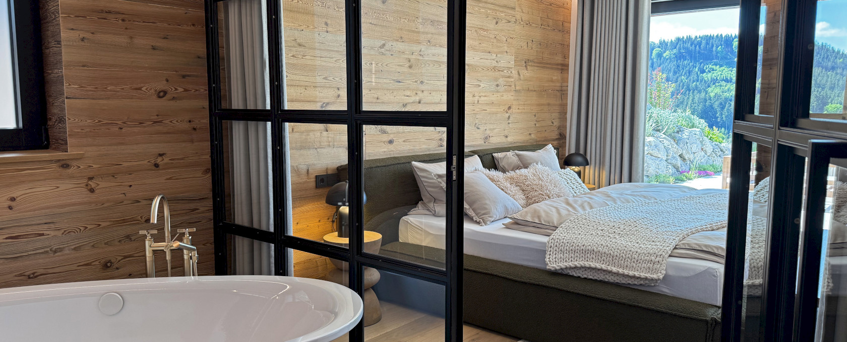 Master-Schlafzimmer mit Doppelbett und offenem Bad