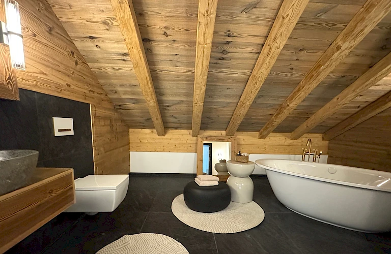 Badezimmer mit freistehender Badewanne