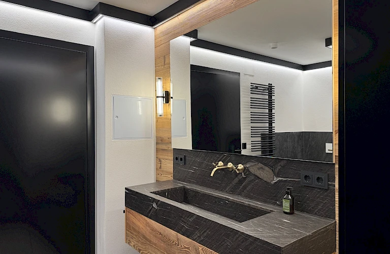 Badezimmer mit ebenerdiger Dusche