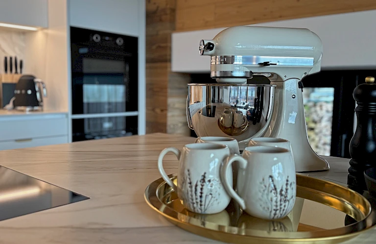 Küche Detailansicht mit KitchenAid Küchenmaschine