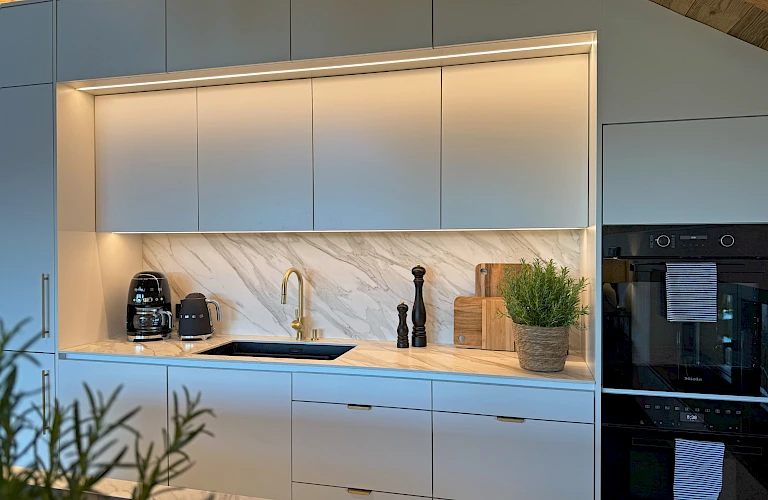 Voll ausgestattete Küche mit hochwertigen Geräten