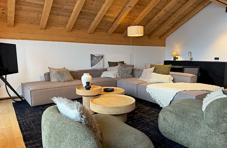 Wohnbereich mit Teeküche im Chalet Mädesüss