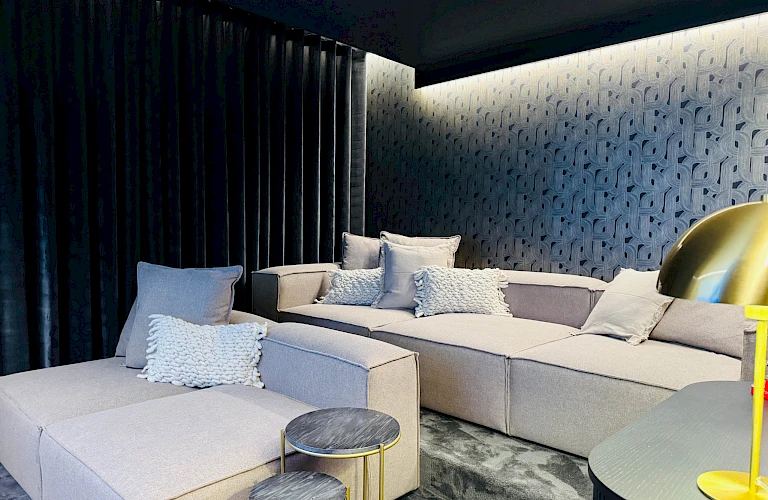 Heimkino mit gemütlicher Sofalandschaft