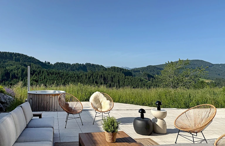 Terrasse mit HotTub und traumhaftem Ausblick in die Natur