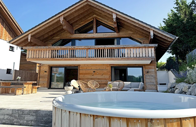Chalet mit großer Sonnenterrasse und HotTub