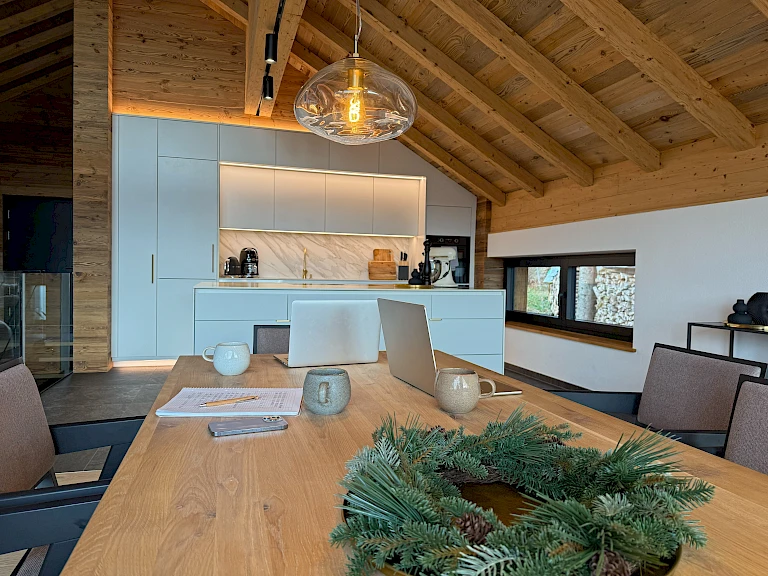 Arbeiten am Esstisch im Chalet