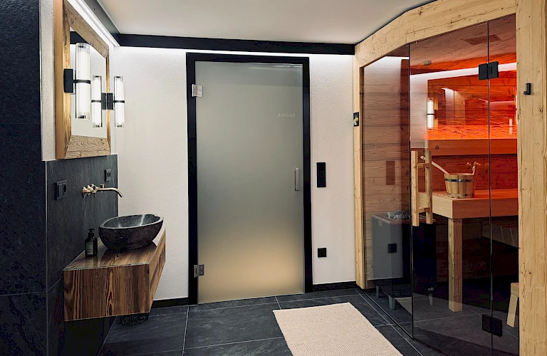 Private Sauna mit ebenerdiger Dusche