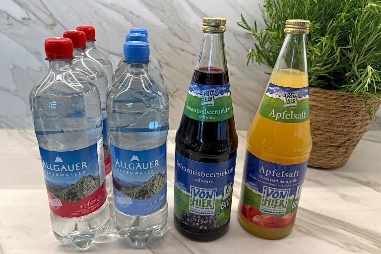 Produkte des gefüllten Getränkekühlschranks