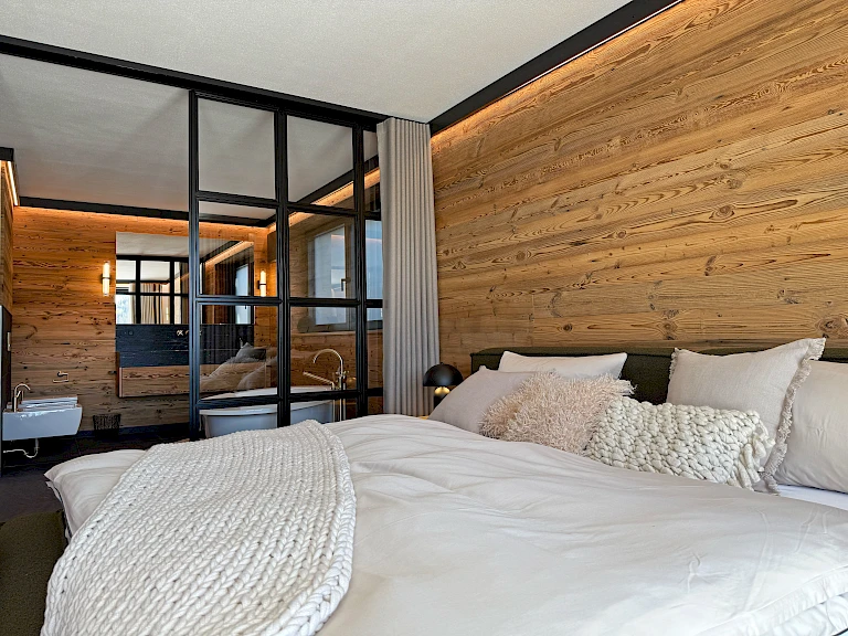 Master Schlafzimmer mit offenem Badezimmer