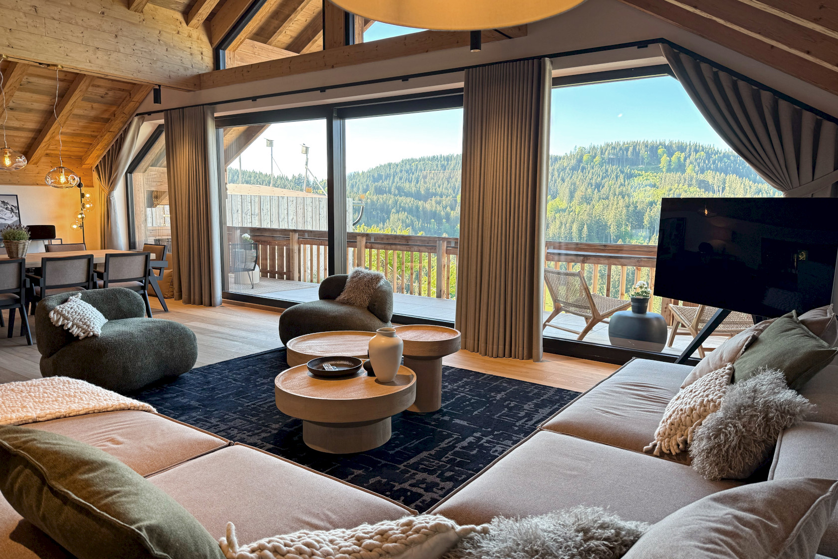 Wohnbereich mit Balkon im Chalet